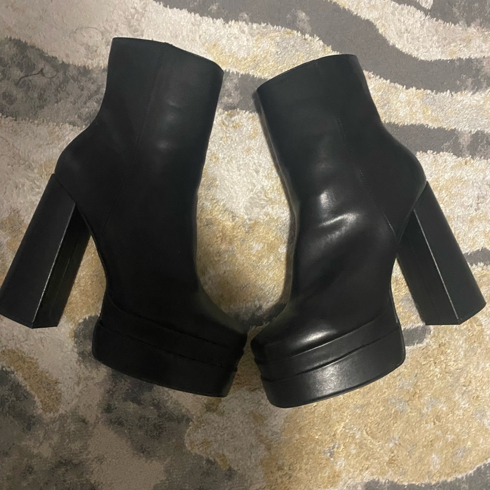 Sz 10 Black boots.boots were worn once. They come from a smoke free home!